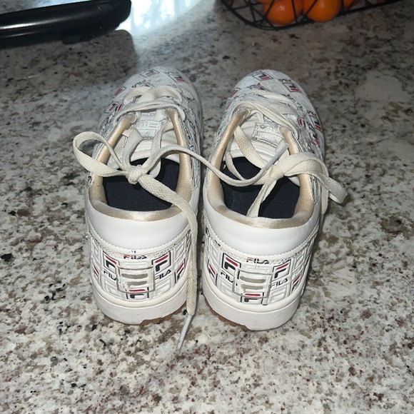 SLIGHTLY WORN FILA SNEAKERS. - Picture 3 of 3